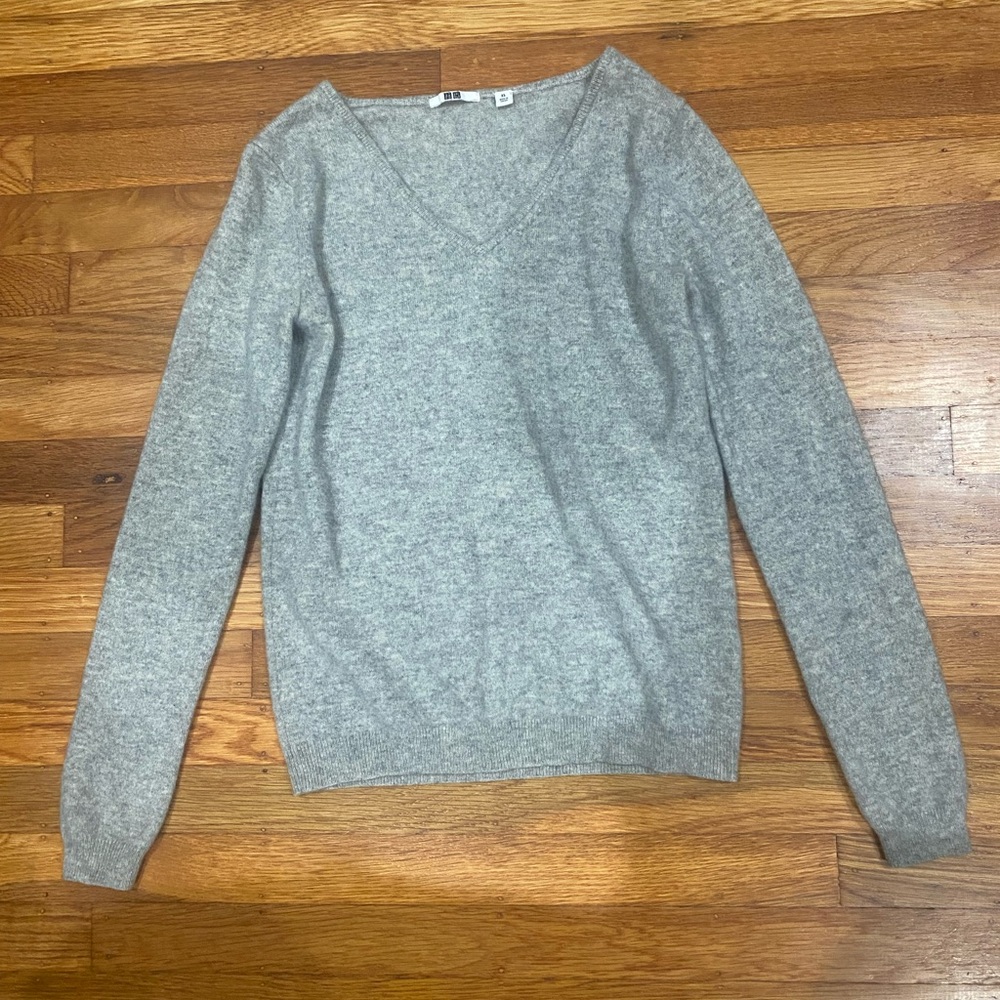 Uniqlo Light Gray V-Neck Women's Sweater